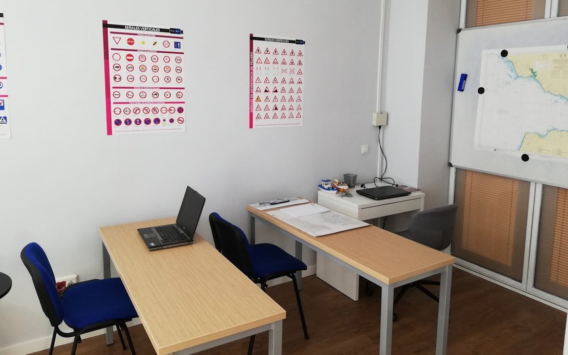 Autoescuela y Academia N&aacute;utica Moretti - Parcelshop