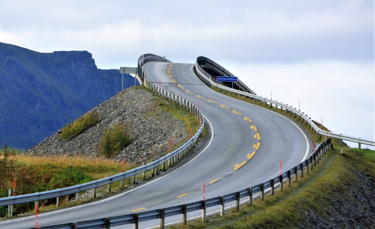 El Cambio de Rasante en Carreteras: Impacto en la Conducción y Normativas Vigentes
