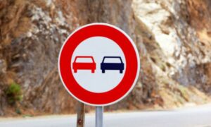 &iquest;Est&aacute; Prohibido Adelantar Aqu&iacute;? Un An&aacute;lisis Detallado de las Normativas de Tr&aacute;fico