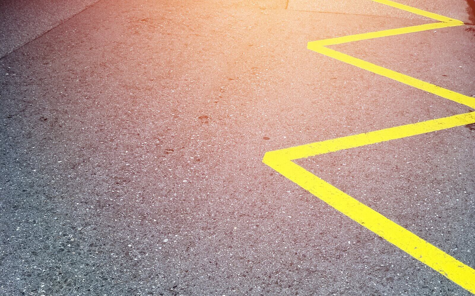 Entendiendo el significado de la l&iacute;nea amarilla en zig-zag: Reglas y sanciones en la conducci&oacute;n